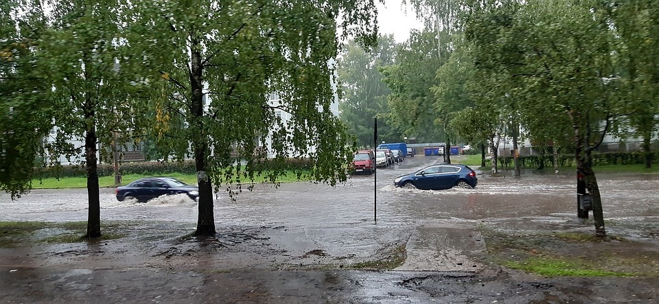 Фото: vk.com/sluhvl. Из-за ливня улицы Великих Лук затопило.