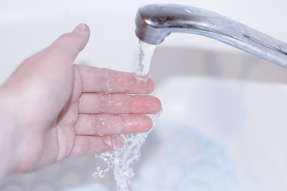 В Ростовской области эпидемиологи взяли пробы воды, которая течет из кранов.