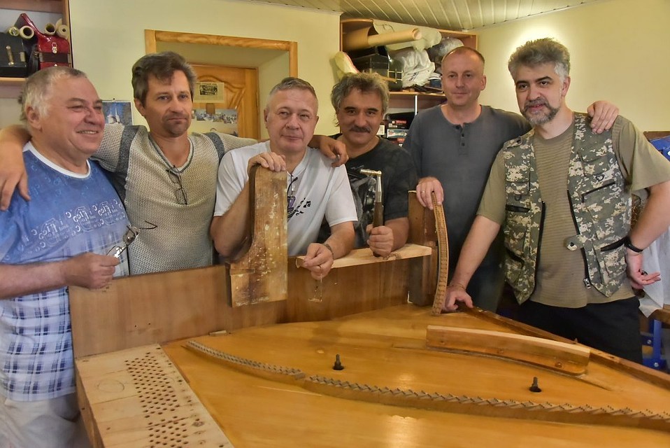 Бригада мастеров выполнила работу на 60 процентов.