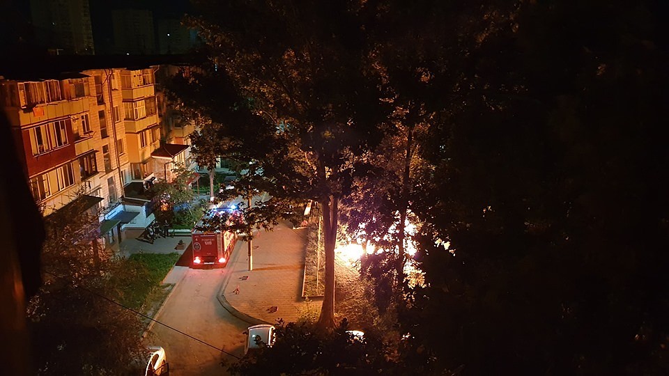 Взрыв раздался примерно в 4 часа утра. Фото: Dan Toma. Группа Город без маршруток! Водители помогают пешеходам.