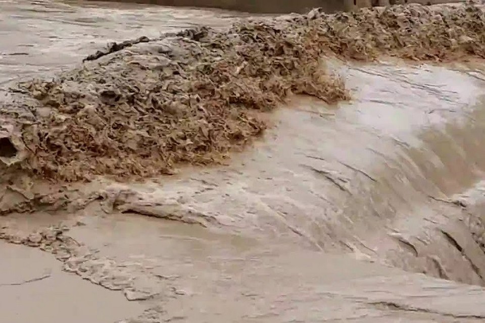 По состоянию на 7:48 спасатели зафиксировали помутнение воды и увеличение расхода.