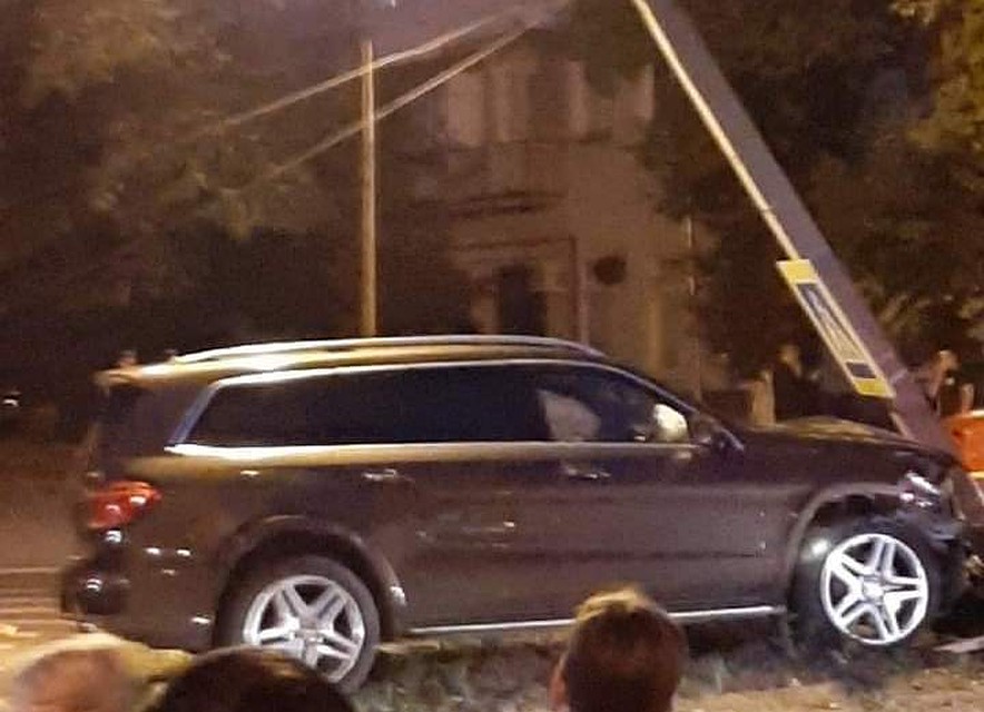 В Тольятти внедорожник на большой скорости снес столб. Фото: Федор Быстров