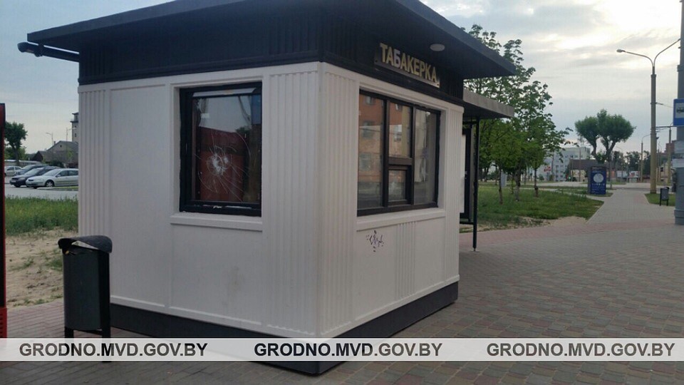 Пьяный парень из Гродно разбил стекло в киоске «Табакерка» Фото: УВД Гродненского облисполкома
