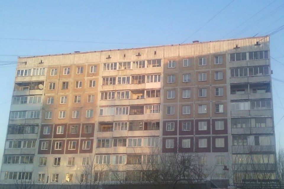 Полиция проверяет, действительно ли в подъезде многоэтажки разгуливает голый пенсионер.