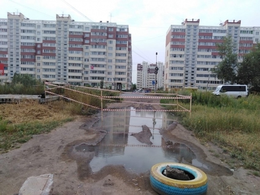 Ребенок обходил лужу и провалился в яму с кипятком. ФОТО: Следственный комитет по Омской области