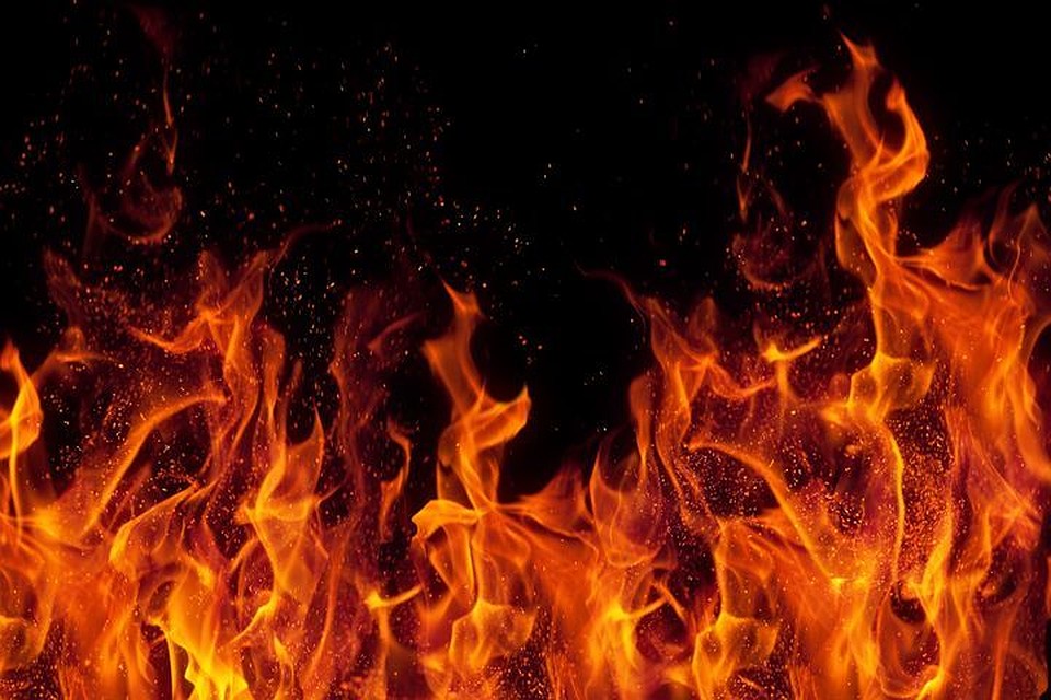 Пожар начался поздно вечером