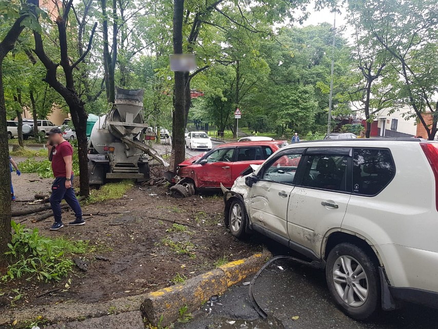 Автобетоносмеситель повредил 6 машин во Владивостоке. Фото: пресс-служба УМВД по Приморскому краю