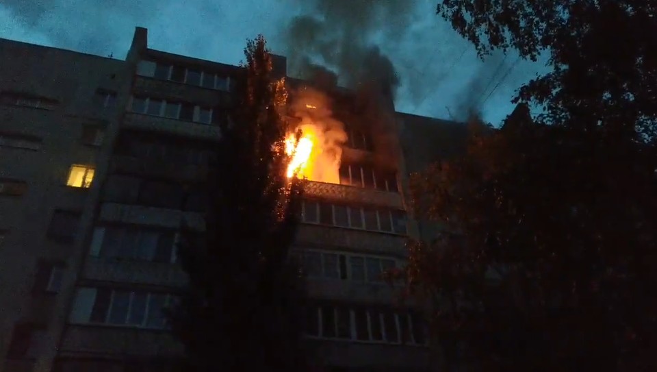 Языки пламени вырывались с балкона