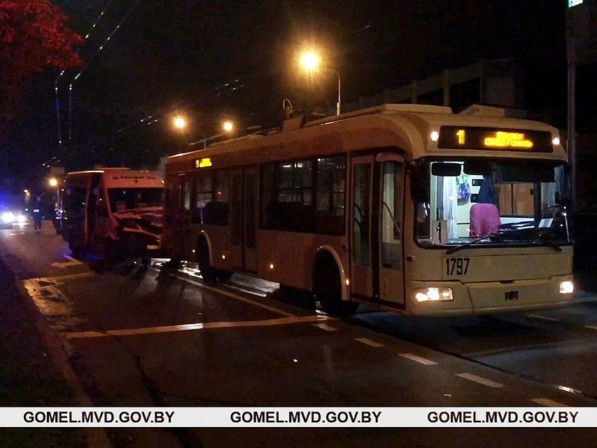 В Гомеле маршрутка въехала в троллейбус.