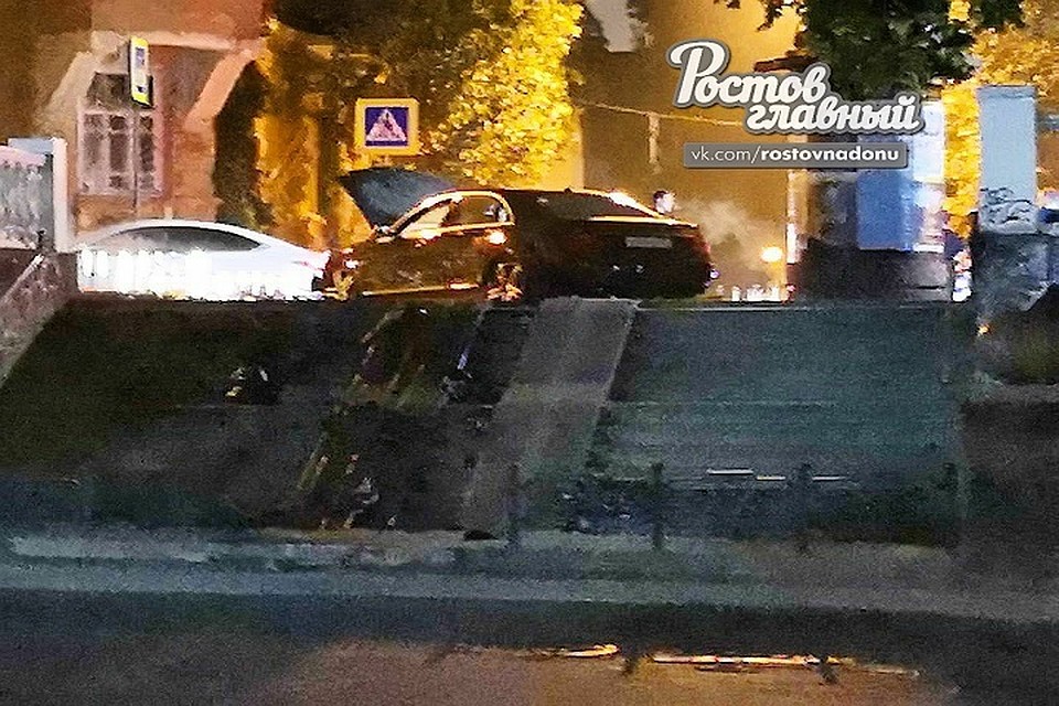 Водитель зацепил забор аллеи. vk: "Ростов Главный — новости Ростова-на-Дону"