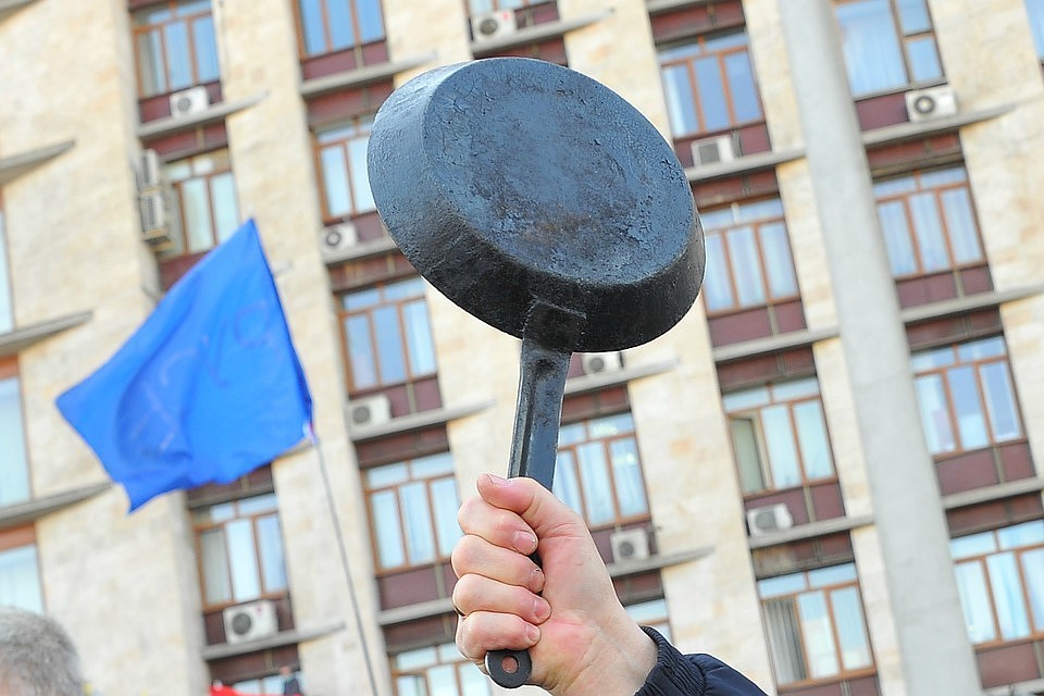 Оружием послужили подручные средства.