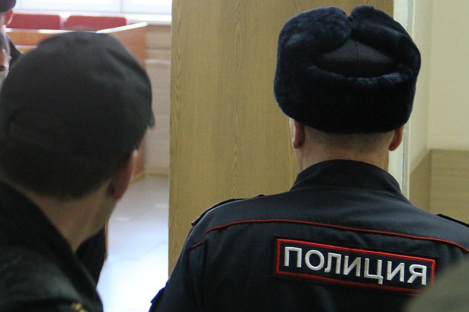 Полицейский оказался на скамье подсудимых.