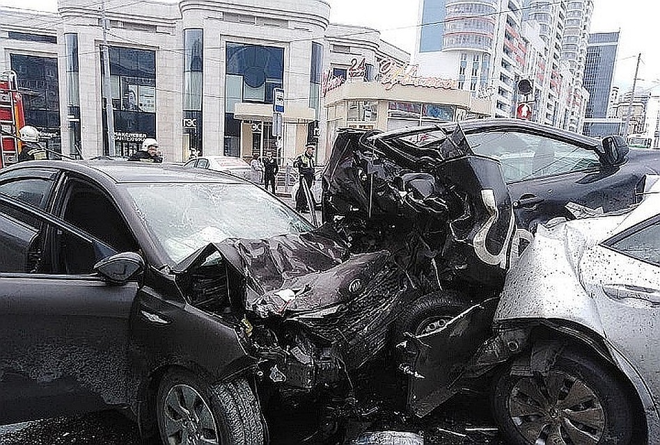 Авария на Малышева произошла утром 4 августа. Фото: пресс-служба ГУ МЧС по Свердловской области