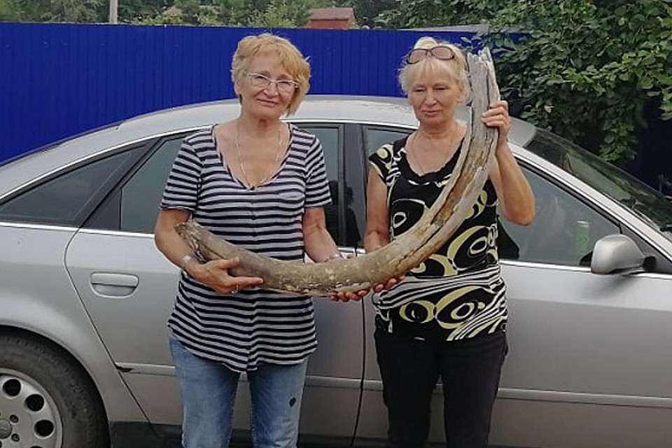 Родственницы Павла Бачурки с найденным бивнем мамонта