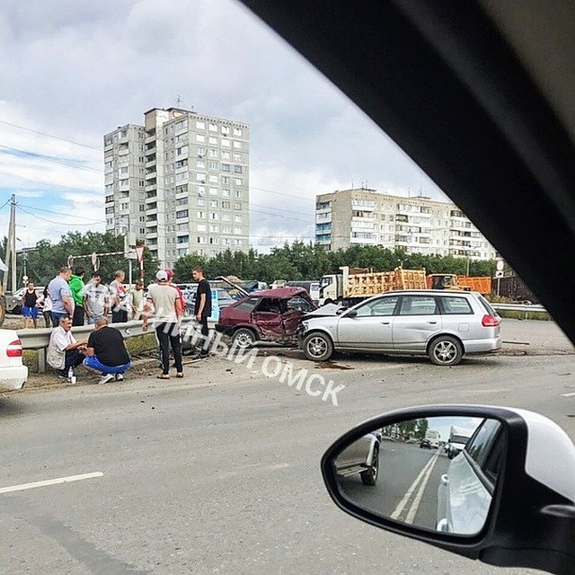 В Омске из-за неработающего светофора столкнулись две легковушки