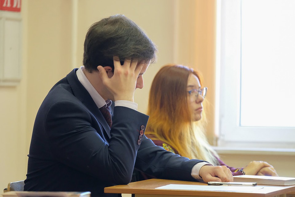 А если не запретить, то ограничить - установить особые правила и часы использования гаджетов в школах.