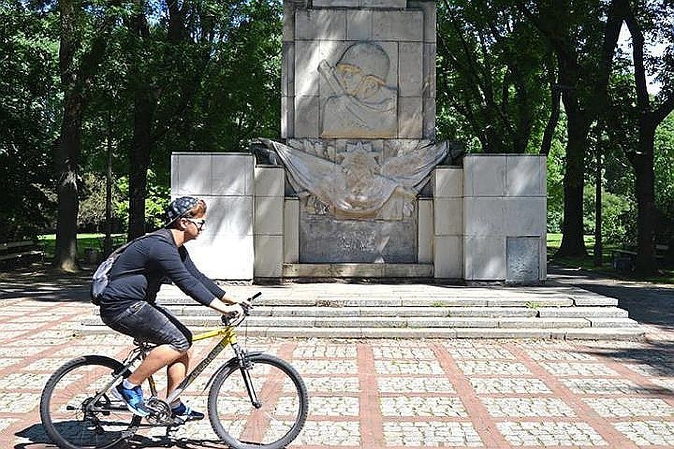 В Польше продолжают сносить памятники Советской Армии
