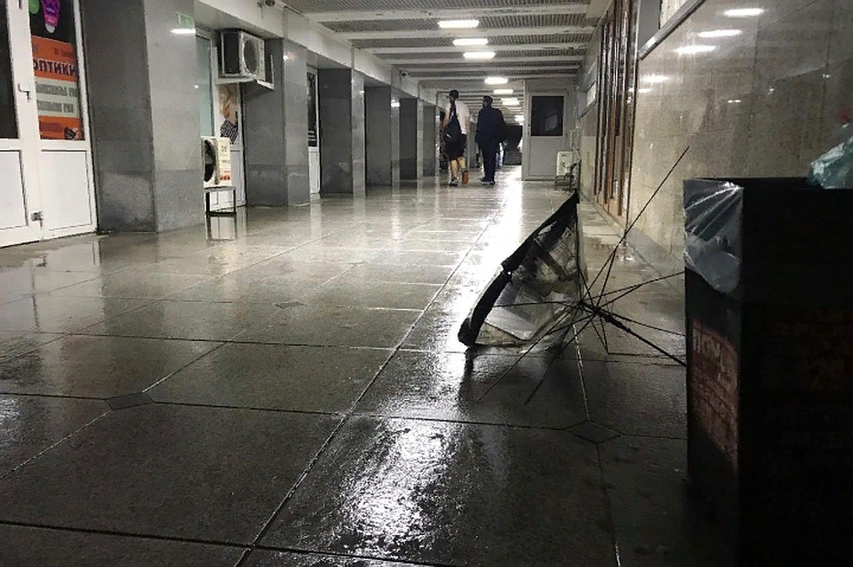 Жителям Владивостока приходится проходить по щиколотку в воде, чтобы выйти на центральную площадь.