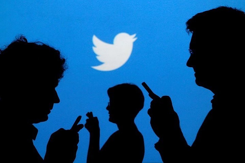 По требованию Роскомнадзора Twitter удалил оскорбительное изображение флага России