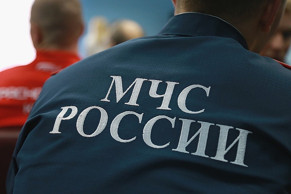В Челябинске две девочки пытались спуститься из окна четвертого этажа.