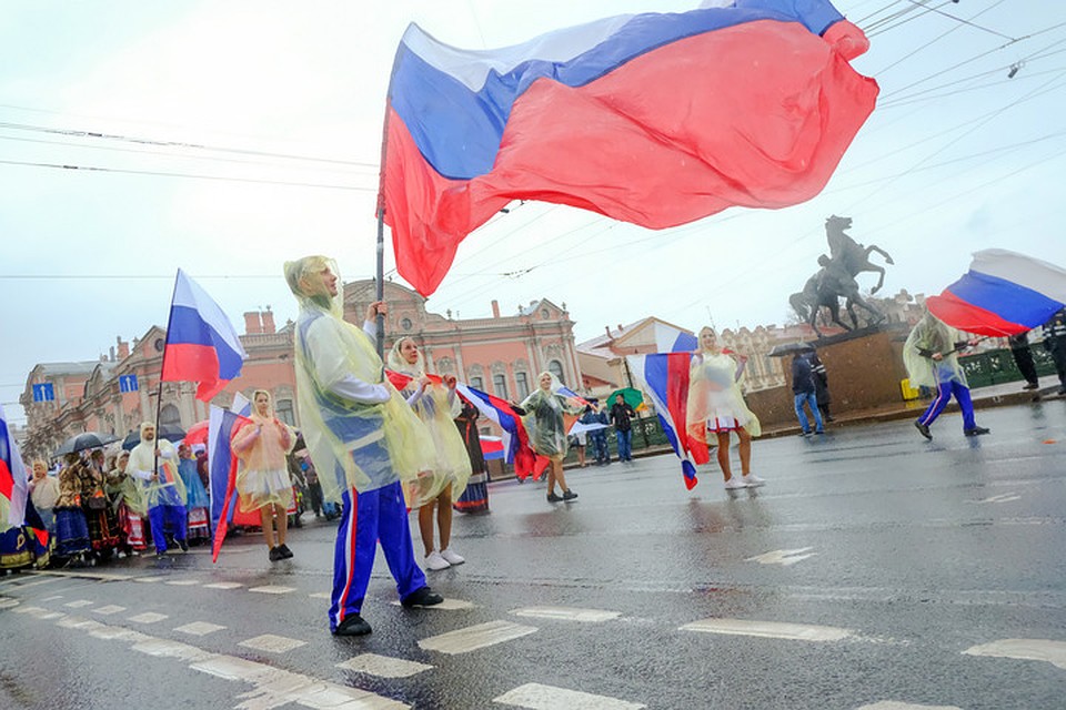 Праздничные мероприятия развернулись по всему городу.