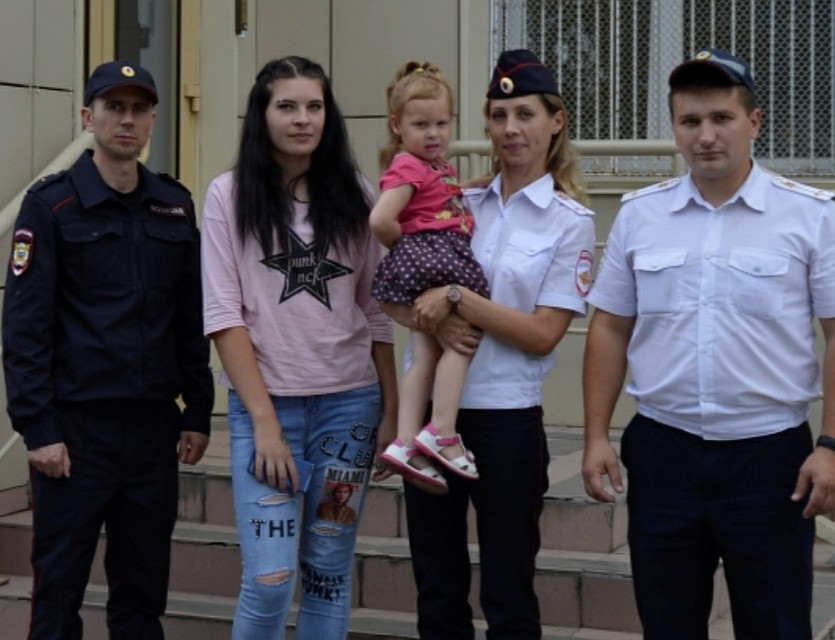 Полицейские выручили из беды маму с 3-летней малышкой Фото: ГУ МВД по Красноярскому краю