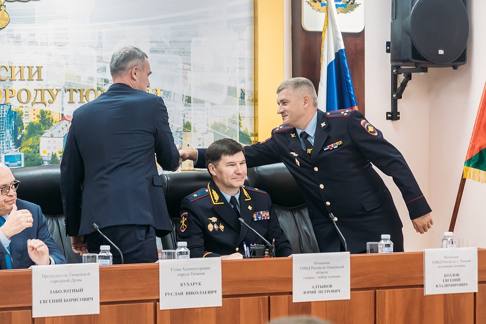 В Тюмени нового начальника полиции поздравил мэр города. Фото пресс-служба администрации города Тюмени.
