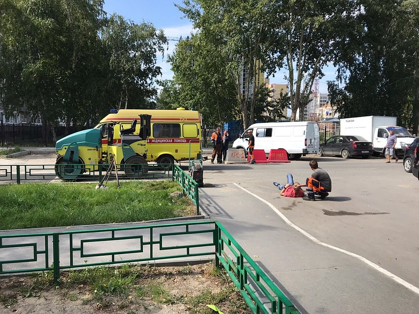 Мужчина пострадал от наезда катка в Тюмени. Фото - Дмитрий Моцный.