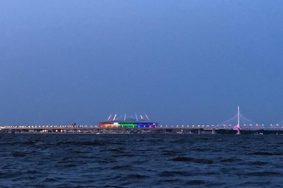 Нетрадиционная раскраска зенитовской арены удивила петербуржцев.