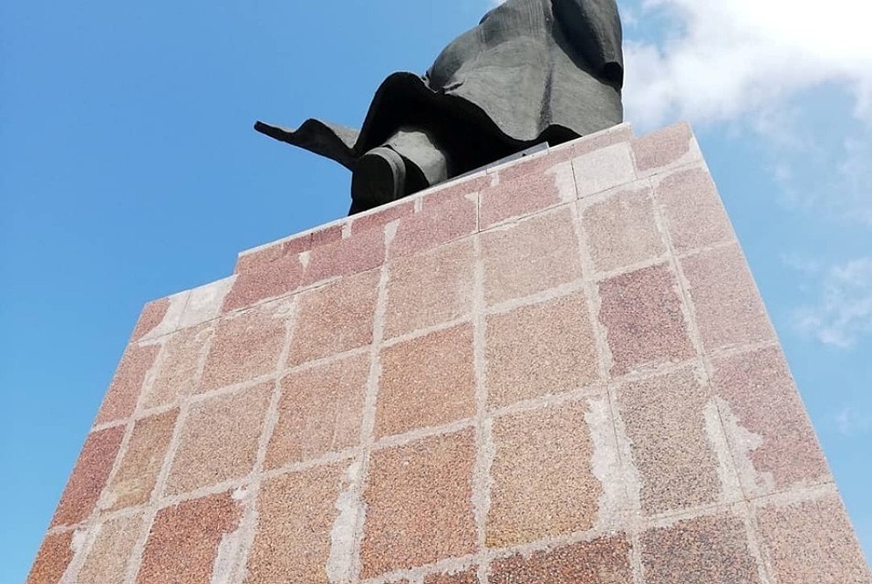 "Стыдно должно быть, товарищи", - как бы говорит бракоделам Ильич. Фото: Павел Кочнев.