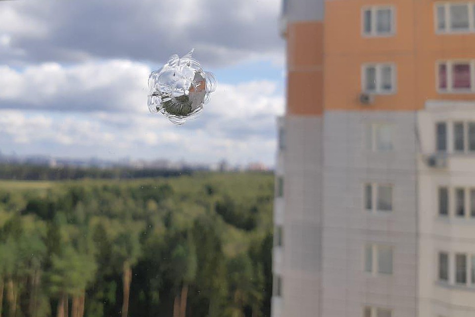 Стеклопакеты были пробиты почти насквозь, причем неизвестный стрелок делал сразу несколько залпов по одним и тем же окнам