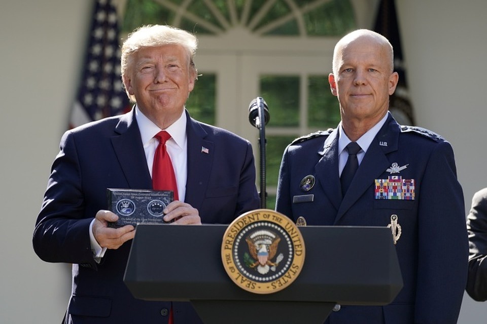 Президент США Дональд Трамп и генерал Джон Реймонд, назначенный главой командования американскими космическими силами