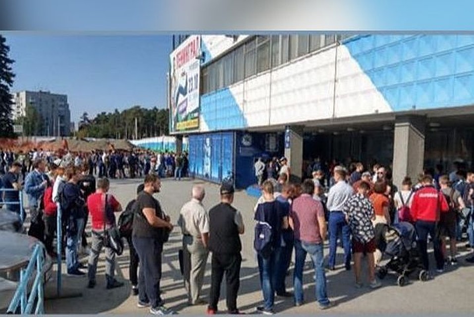 Фанаты хоккея оккупировали кассы ЛДС,