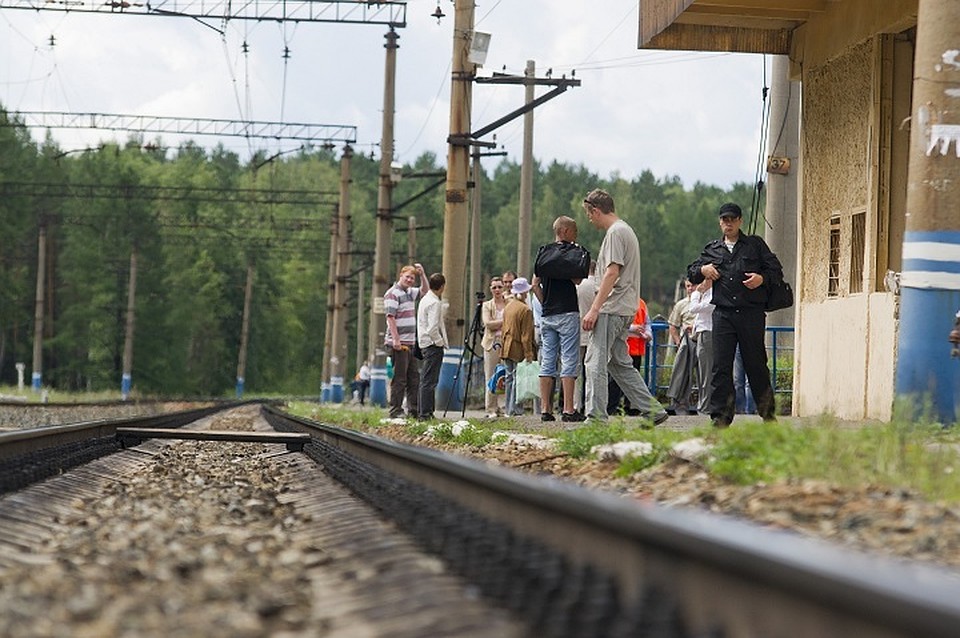Парень переходил по путям в неположенном месте, был в наушниках и не заметил приближающийся поезд