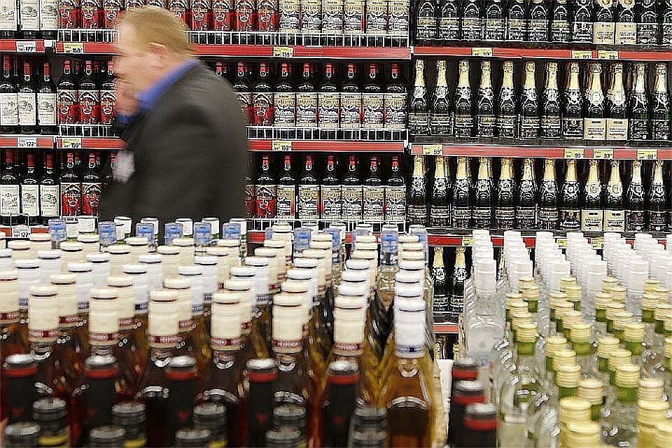 Сократилось количество жителей Эстонии, которые хотя бы раз в месяц покупают алкогольные напитки в Латвии.