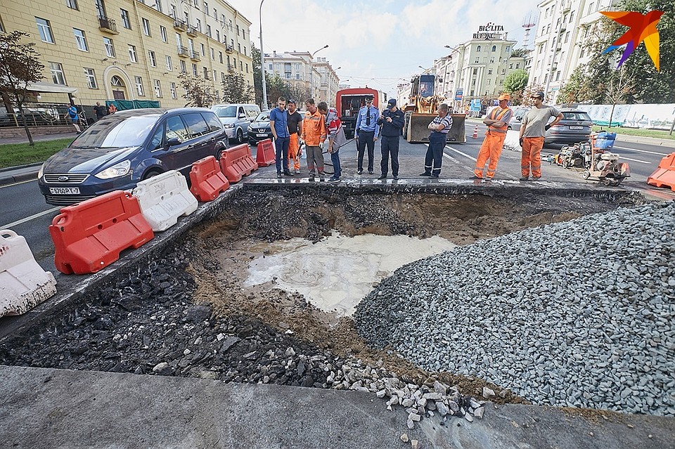 В районе проспекта Независимости, 47 просел асфальт.
