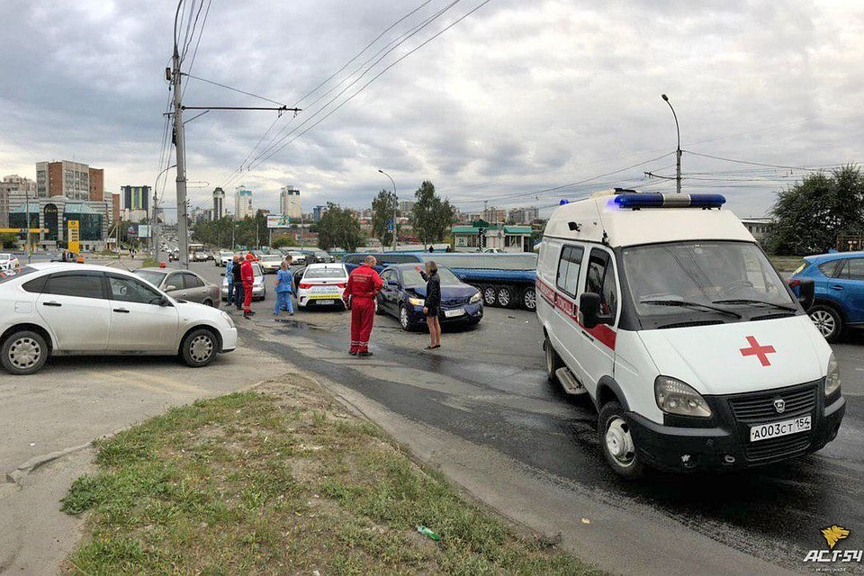 На месте ДТП работали "скорая" и комиссары.