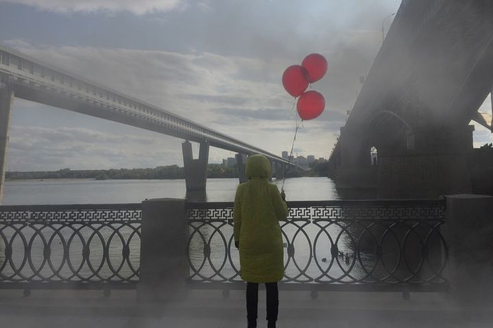 Эффекта дымки девушка добилась с помощью фотошопа.