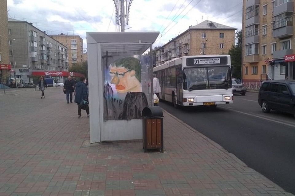 В Красноярске на Перенсона появился грустный человек в черном. Фото: Роман Рыбаков