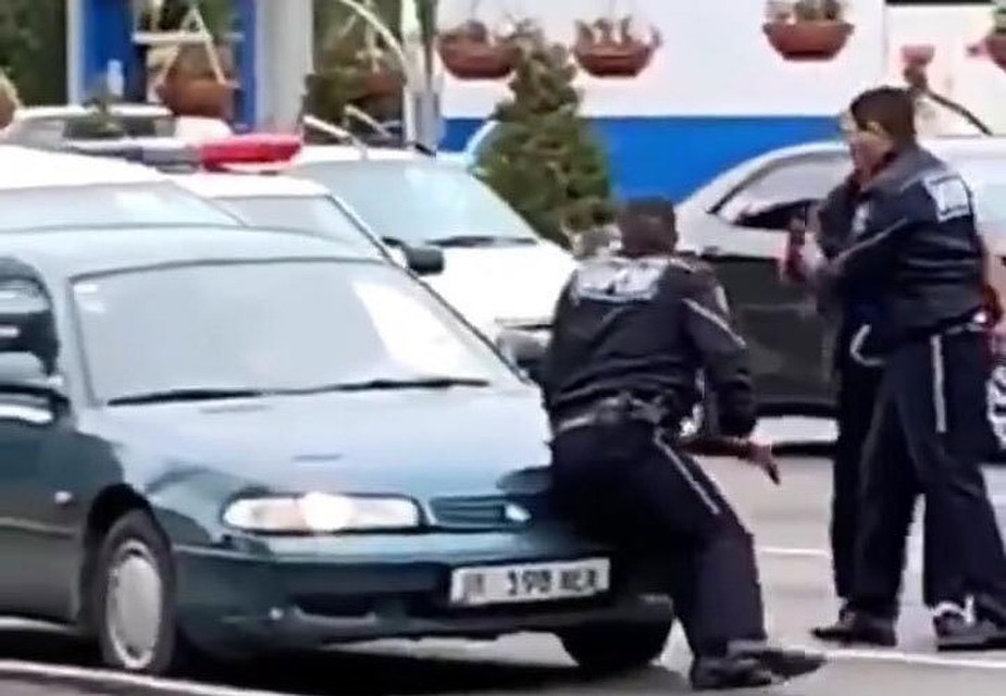 Момент наезда на инспектора попал на видео.