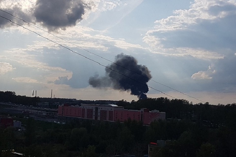 Столб черного дыма было видно очень далеко. ВК/Жесть Ярославль