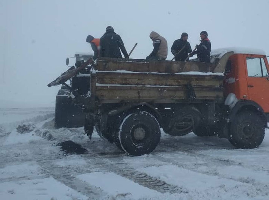 Дорожные службы борются с последствиями снегопада.