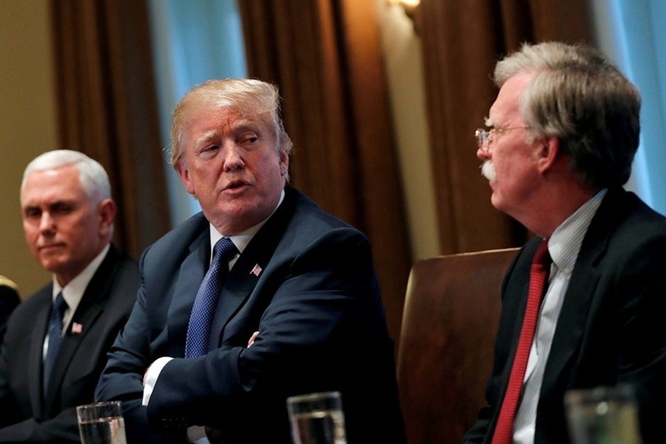 Джон Болтон (справа) стал уже третьим отправленным Трампом в отставку советником по безопасности, кто следующий?