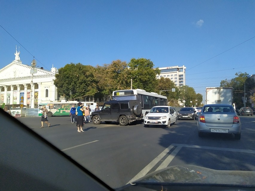 ДТП привлекло внимание многих воронежцев