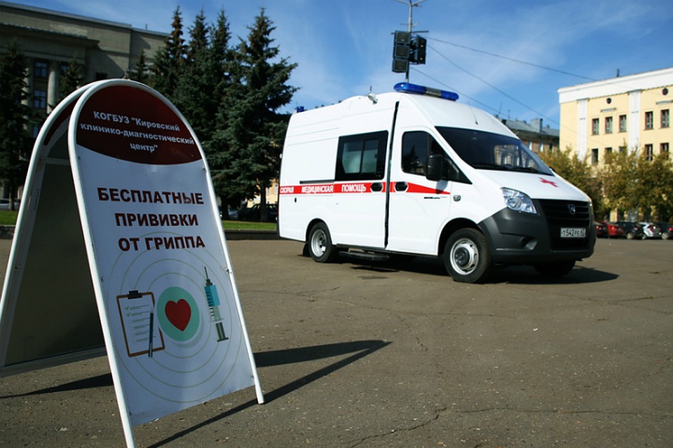 Найти прививочные пункты можно по таким табличкам. Фото: правительство Кировской области