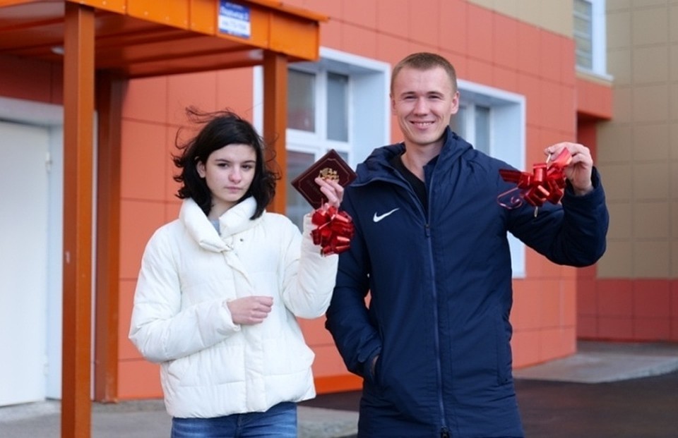 В Новом Уренгое детям–сиротам выдали ключи от квартир. Фото с сайта администрации города Новый Уренгой