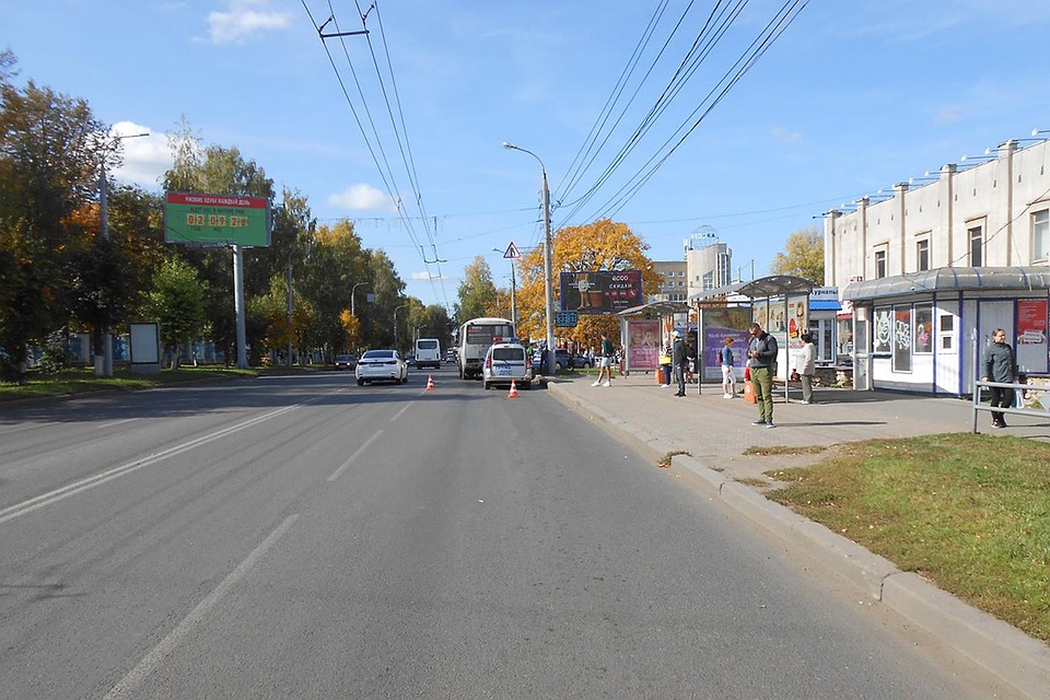 ЧП произошло рядом с остановкой возле ТЦ «Европейский». Фото: УГИБДД по Кировской области