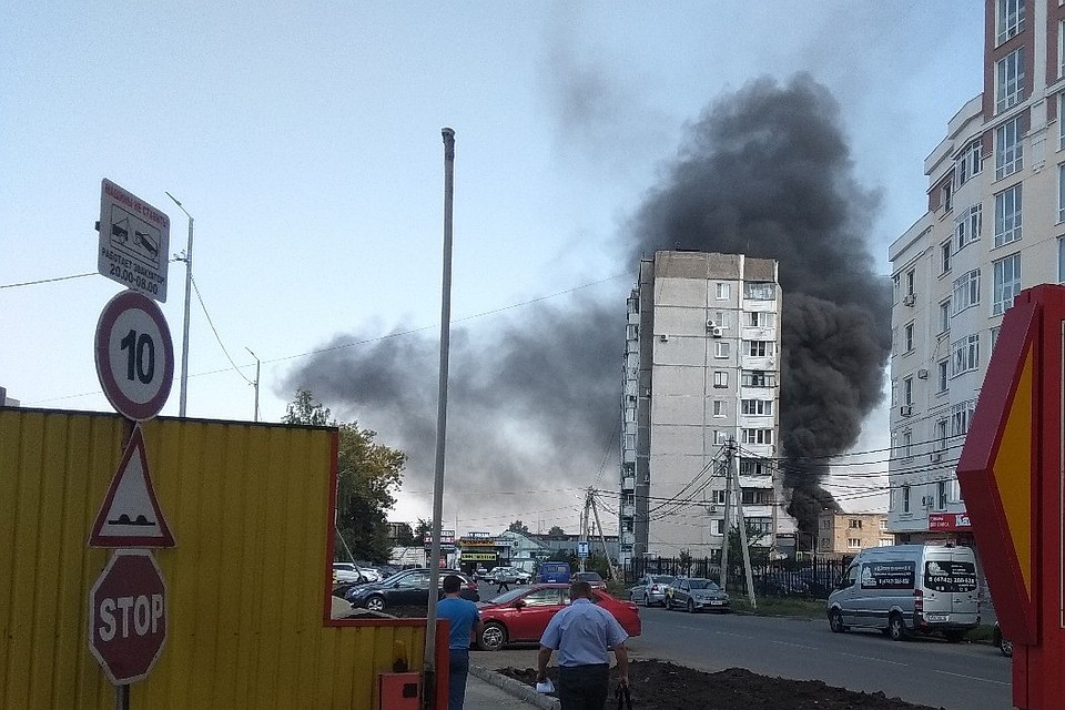 Из-за горящего мусора дома заволокло дымом. Фото: Регион-48