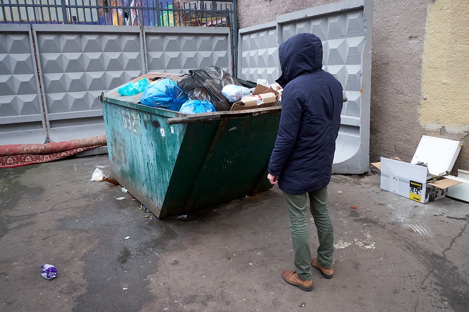 Пенсионерка из Ленобласти отправила внука вынести мусор, а тот уехал в Ивангород работать на заводе