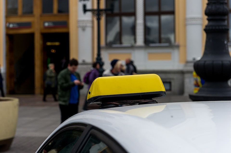 В Японии таксист наехал на толпу пешеходов